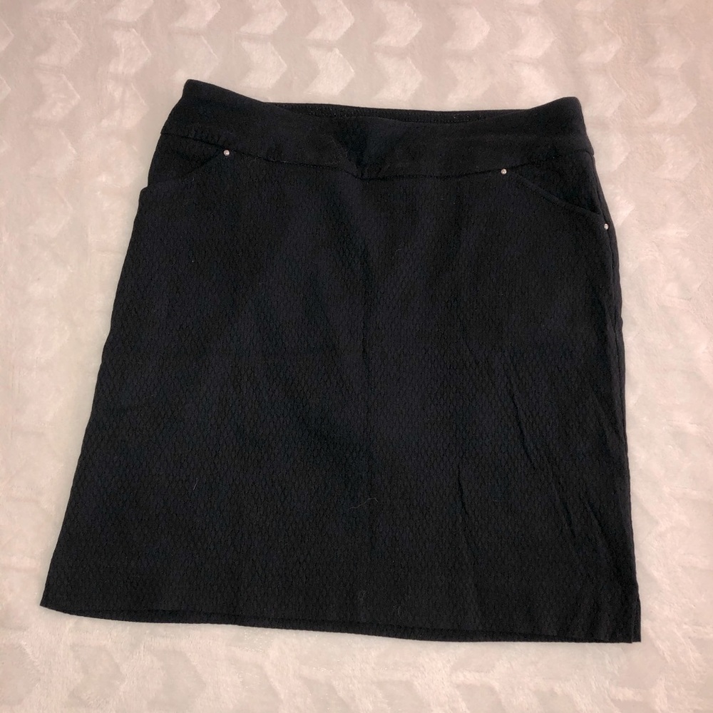 Stretchy black skirt